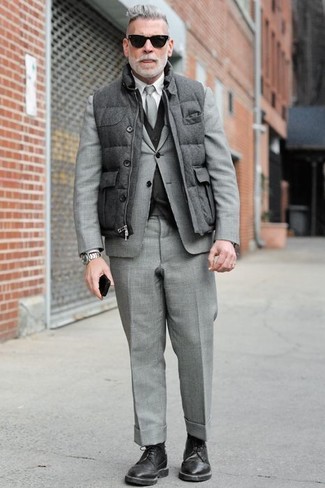 Charcoal Gilet Outfits For Men: 