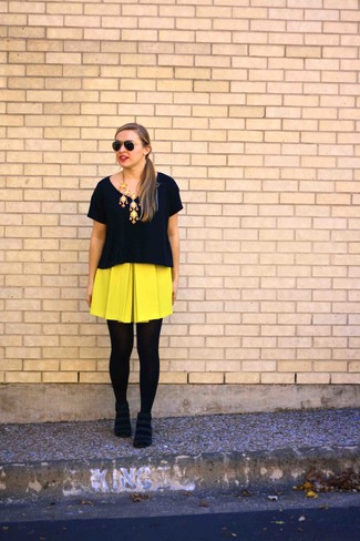Mustard Mini Skirt Outfits: 