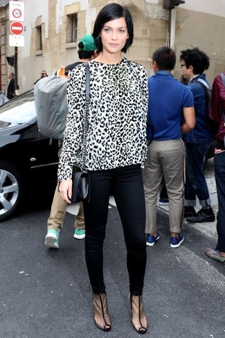 White Leopard Crew-neck Sweater Outfits For Women: For To assemble a casual look with a modern twist, make a white leopard crew-neck sweater and black skinny jeans your outfit choice. In the shoe department, go for something on the dressier end of the spectrum by rocking black mesh ankle boots.