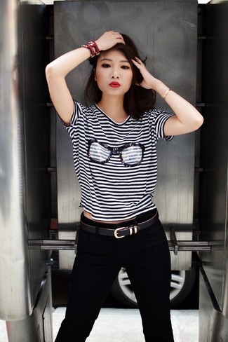 Black Belt Outfits For Women: A white and black horizontal striped crew-neck t-shirt and a black belt are a savvy outfit formula to add to your wardrobe.
