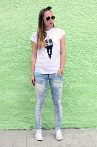 Women's White and Black Print Crew-neck T-shirt, Light Blue Ripped Skinny Jeans, White Canvas Low Top Sneakers, Black and Gold Sunglasses