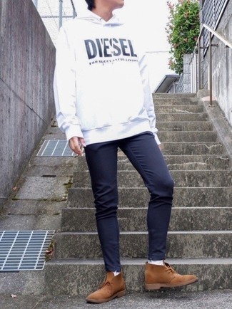 White and Black Print Hoodie Outfits For Men: A white and black print hoodie and navy chinos are a pairing that every stylish gent should have in his wardrobe. Introduce a pair of brown suede desert boots to the equation to kick things up to the next level.