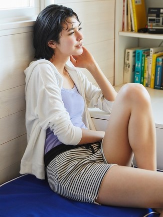 White and Navy Horizontal Striped Shorts Outfits For Women: 