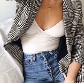 White and Blue Blazer Outfits For Women: This casual combo of a white and blue blazer and blue skinny jeans is extremely easy to throw together without a second thought, helping you look chic and prepared for anything without spending too much time going through your wardrobe.