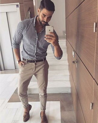 White and Black Gingham Long Sleeve Shirt Outfits For Men: Definitive proof that a white and black gingham long sleeve shirt and beige chinos look awesome when paired together in a laid-back getup. For a more sophisticated feel, complement your look with brown suede tassel loafers.