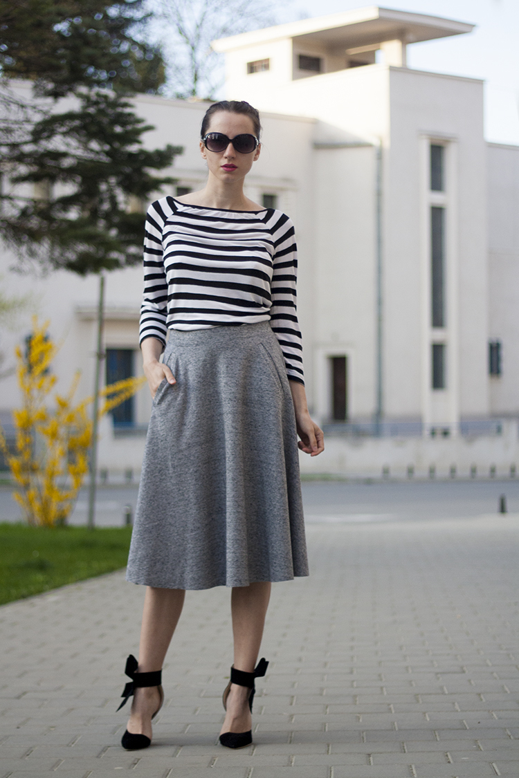 Women s White and Black Horizontal Striped Long Sleeve T shirt Grey Pleated Midi Skirt Black Suede Pumps Black Sunglasses Lookastic