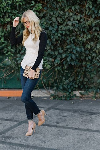 Beige Suede Pumps Outfits: The ultimate choice for off-duty style? A white and black long sleeve t-shirt with navy skinny jeans. Beige suede pumps will add an instant sultry vibe to this outfit.