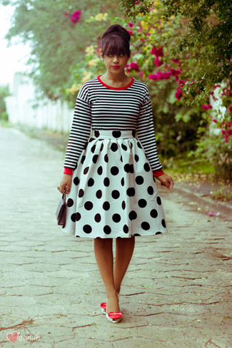 White and Black Leather Pumps Outfits: Try teaming a white and black horizontal striped long sleeve t-shirt with a white and black polka dot full skirt for a standout ensemble. Add a little allure to this ensemble by rounding off with white and black leather pumps.