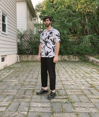 White and Black Print Short Sleeve Shirt Outfits For Men: This combination of a white and black print short sleeve shirt and black chinos looks amazing and immediately makes you look sharp. Tone down the casualness of this look by slipping into a pair of black leather derby shoes.