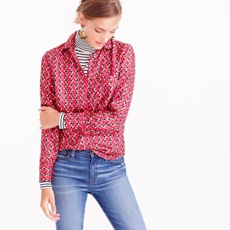 Hot Pink Print Dress Shirt Outfits For Women: This ensemble with a hot pink print dress shirt and blue jeans isn't hard to pull off and easy to change.