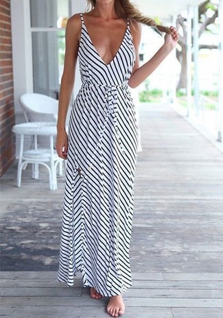 White and Black Vertical Striped Maxi Dress Outfits: Opt for a white and black vertical striped maxi dress for a killer and stylish ensemble.