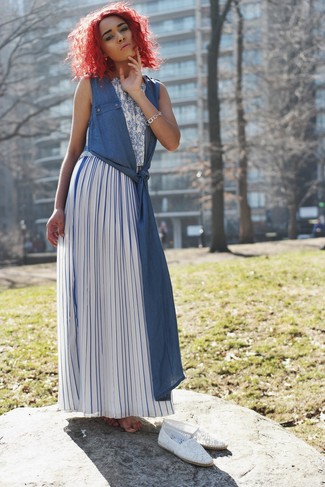 White Cropped Top Outfits: This laid-back combination of a white cropped top and a white and blue maxi skirt is extremely easy to throw together without a second thought, helping you look amazing and ready for anything without spending a ton of time going through your wardrobe.