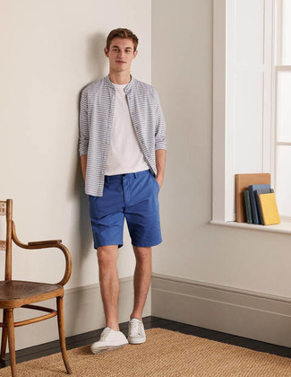 White and Blue Horizontal Striped Long Sleeve Shirt Outfits For Men: This combo of a white and blue horizontal striped long sleeve shirt and navy shorts will prove your expertise in menswear styling even on dress-down days. Round off with white canvas low top sneakers et voila, this getup is complete.