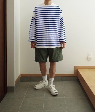 White and Blue Horizontal Striped Long Sleeve T-Shirt Outfits For Men: Pair a white and blue horizontal striped long sleeve t-shirt with olive shorts to assemble an interesting and contemporary outfit. A pair of white canvas low top sneakers integrates really well within a myriad of outfits.