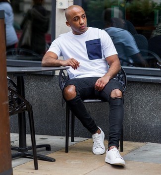 White and Navy Crew-neck T-shirt Outfits For Men: Consider teaming a white and navy crew-neck t-shirt with black ripped skinny jeans for a laid-back ensemble with a city style finish. Take this ensemble in a dressier direction by slipping into white canvas low top sneakers.