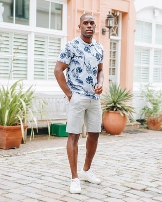 White and Navy Print Crew-neck T-shirt Outfits For Men: A white and navy print crew-neck t-shirt and white shorts are a cool outfit formula to have in your off-duty wardrobe. White canvas low top sneakers look amazing here.