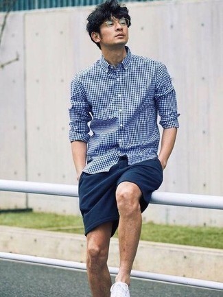 White Gingham Long Sleeve Shirt Outfits For Men: Teaming a white gingham long sleeve shirt with navy shorts is an on-point pick for a relaxed look. On the footwear front, this look pairs nicely with white canvas low top sneakers.