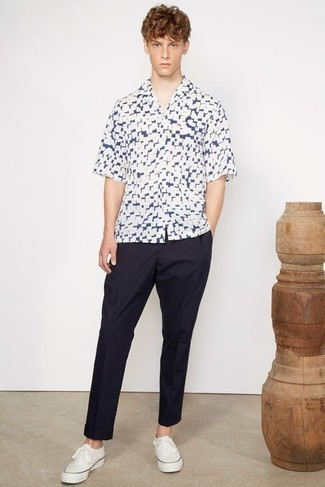 White and Navy Short Sleeve Shirt with Low Top Sneakers Outfits For Men: The versatility of a white and navy short sleeve shirt and navy chinos ensures they will always be on heavy rotation. A pair of low top sneakers looks perfectly at home here.
