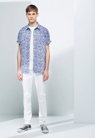 Blue Canvas Low Top Sneakers Outfits For Men: This combination of a white and navy print short sleeve shirt and white jeans is on the casual side but will guarantee that you look on-trend and truly stylish. When not sure as to what to wear on the footwear front, complement this outfit with a pair of blue canvas low top sneakers.