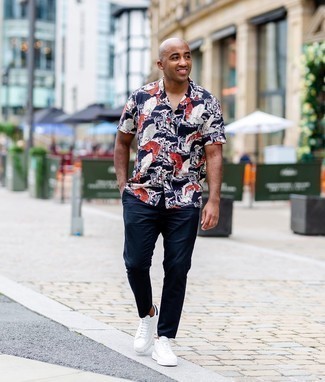 Multi colored Print Short Sleeve Shirt Outfits For Men: A multi colored print short sleeve shirt and navy chinos will allow you to showcase your trendsetting self. If in doubt about the footwear, introduce a pair of white and navy leather low top sneakers to your outfit.