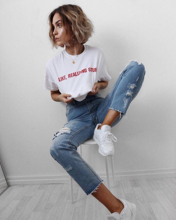 10 ripped blue jeans, a printed t-shirt and white trainers