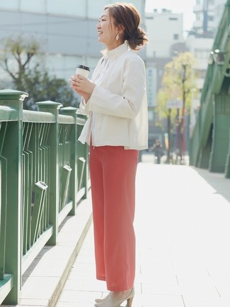 White Dress Shirt Outfits For Women After 40: Definitive proof that a white dress shirt and red wide leg pants are amazing when combined together in an elegant ensemble. Complete this ensemble with a pair of beige leather mules and you're all done and looking spectacular.