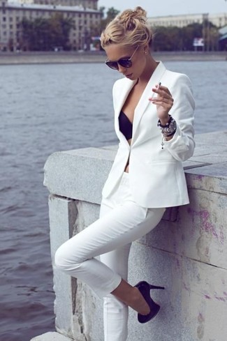 White Blazer Outfits For Women: Pairing a white blazer with white skinny pants is a smart idea for a casual look. Black leather pumps pull the getup together.
