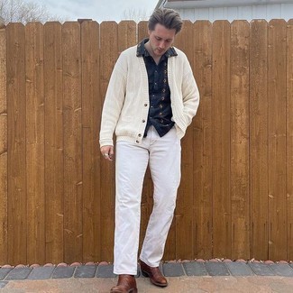 Short Sleeve Shirt Outfits For Men: For a look that's extremely easy but can be manipulated in a multitude of different ways, reach for a short sleeve shirt and white jeans. Let your sartorial skills truly shine by finishing this getup with a pair of dark brown leather chelsea boots.