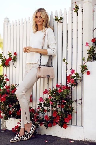 Beige Jeans Outfits For Women: This relaxed combination of a white crew-neck sweater and beige jeans is very easy to throw together in seconds time, helping you look beyond chic and ready for anything without spending too much time rummaging through your wardrobe. Make your getup a bit more elegant by finishing with a pair of beige leopard suede loafers.