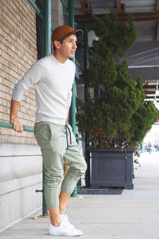 Green Sweatpants Outfits For Men: This pairing of a white crew-neck sweater and green sweatpants offers comfort and confidence and helps you keep it low-key yet modern. For extra style points, complement this look with a pair of white low top sneakers.