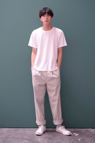 Beige Chinos Hot Weather Outfits: Beyond dapper, this off-duty combo of a white crew-neck t-shirt and beige chinos offers variety. The whole outfit comes together if you introduce white canvas low top sneakers to this outfit.