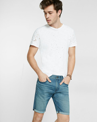 Blue Denim Shorts Outfits For Men: Definitive proof that a white crew-neck t-shirt and blue denim shorts look awesome when paired together in a relaxed outfit.