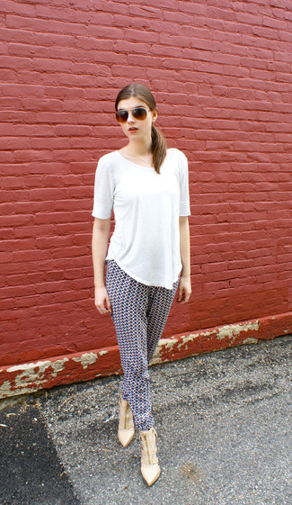 Tapered Pants Outfits For Women: This combo of a white crew-neck t-shirt and tapered pants is extremely easy to create and so comfortable to work over the course of the day as well! Our favorite of a countless number of ways to finish this ensemble is tan leather pumps.