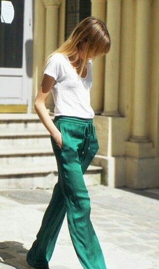 Green Pants Outfits For Women: Marrying a white crew-neck t-shirt with green pants is an on-point choice for a casual but incredibly stylish outfit.