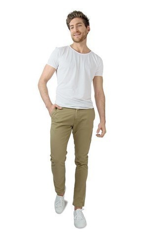 Beige Chinos Casual Hot Weather Outfits: A white crew-neck t-shirt and beige chinos have become must-have casual styles for most men. If you're not sure how to round off, introduce a pair of white canvas low top sneakers to your ensemble.