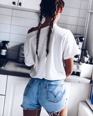White Crew-neck T-shirt Outfits For Women: Assert your sartorial prowess by marrying a white crew-neck t-shirt and light blue denim shorts for a relaxed look.