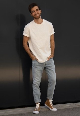 Tobacco High Top Sneakers with Jeans Hot Weather Outfits For Men In Their 30s: Why not dress in a white crew-neck t-shirt and jeans? As well as totally practical, both pieces look great paired together. Got bored with this look? Introduce tobacco high top sneakers to mix things up. This pairing illustrates that after 30 your outfit options are pretty much limitless.