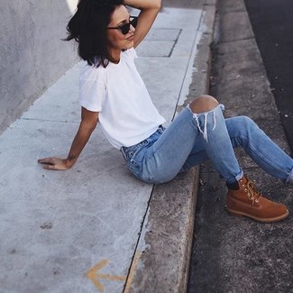 A white crew-neck t-shirt and light blue ripped skinny jeans are a nice pairing worth integrating into your current routine. When it comes to shoes, this ensemble pairs nicely with tobacco suede lace-up flat boots.