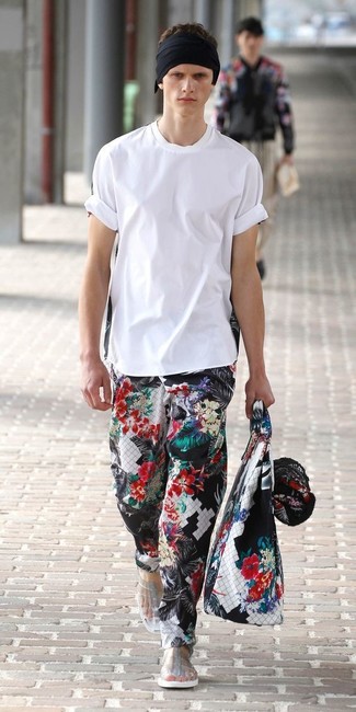 Floral Pants Outfits For Men: For a relaxed outfit, make a white crew-neck t-shirt and floral pants your outfit choice — these two pieces play really nice together. Rounding off with clear sandals is a guaranteed way to infuse a more relaxed twist into this look.