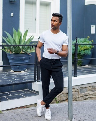 White Leather Low Top Sneakers Hot Weather Outfits For Men: This combo of a white crew-neck t-shirt and navy chinos is extremely easy to assemble and so comfortable to wear a variation of as well! Add a pair of white leather low top sneakers to the mix and ta-da: this look is complete.