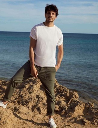 Olive Chinos Summer Outfits: Why not consider pairing a white crew-neck t-shirt with olive chinos? These pieces are very comfortable and will look amazing when worn together. A pair of white canvas low top sneakers looks great completing this outfit. This getup is also great if you're after summertime wear to get through a boring day.