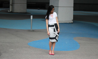 Hot Pink Pumps Outfits: This pairing of a white crew-neck t-shirt and a white and black pencil skirt is irrefutable proof that a simple casual look doesn't have to be boring. Jazz up your outfit by rocking a pair of hot pink pumps.