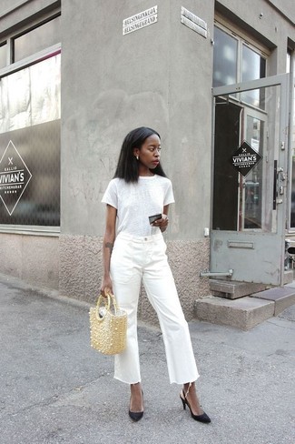Tan Straw Tote Bag Outfits: A white crew-neck t-shirt and a tan straw tote bag are awesome essentials to have in your casual styling arsenal. Get a bit experimental in the shoe department and class up your look by rocking black leather pumps.