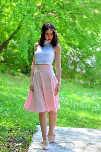 Pink Pleated Midi Skirt Outfits: A white cropped top looks so cool when paired with a pink pleated midi skirt in a casual ensemble. Beige leather mules will bring a dressier twist to your outfit.