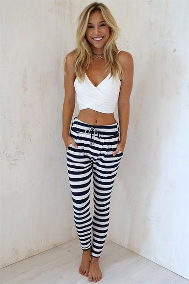 Horizontal Striped Pants Outfits For Women (11 ideas & outfits