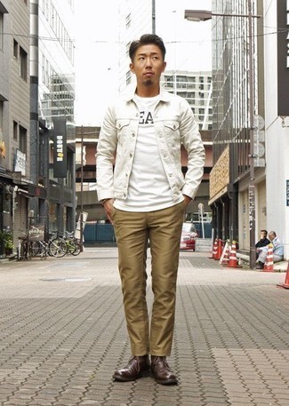 Tobacco Leather Desert Boots Outfits: Teaming a white denim jacket with khaki chinos is an amazing idea for a casual ensemble. We love how complete this outfit looks when completed by a pair of tobacco leather desert boots.