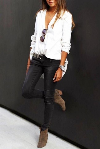 Tobacco Suede Ankle Boots Outfits: This is indisputable proof that a white dress shirt and black skinny jeans look amazing when paired together in a casual look. For extra style points, complete this outfit with a pair of tobacco suede ankle boots.
