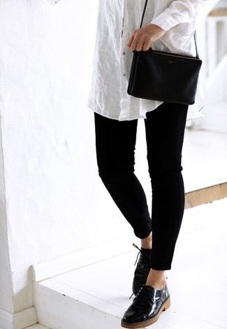 Black Skinny Pants Spring Outfits: This combination of a white dress shirt and black skinny pants is proof that a straightforward ensemble doesn't have to be boring. Black leather oxford shoes tie the outfit together. If you're scouting for an awesome transition look, look no further.