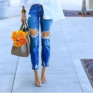 Navy Ripped Boyfriend Jeans Outfits: If you would like take your casual game up a notch, choose a white dress shirt and navy ripped boyfriend jeans. Add an instant sultry vibe to this look by wearing a pair of beige leather heeled sandals.