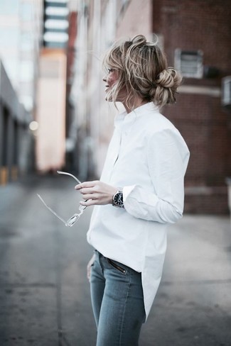 White Dress Shirt Outfits For Women: Why not opt for a white dress shirt and grey skinny jeans? These two items are totally comfortable and will look fabulous when matched together.